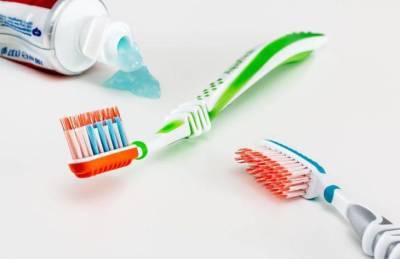 Как использовать в быту старую зубную щетку: лучшие идеи