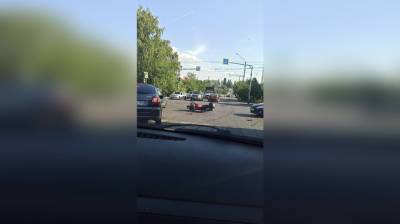 В Воронеже «Жигули» столкнулись с дорогим мотоциклом: появилось видео последствий