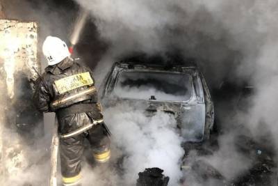 Пожарные в Шимском районе потушили вспыхнувшую легковушку