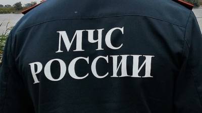 Екатеринбургские спасатели пытаются ликвидировать последствия взрыва в промзоне