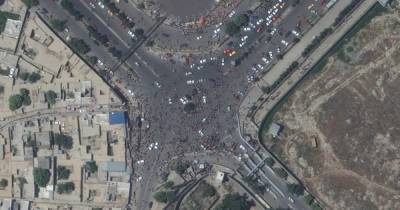Сотни машин и тысячи людей: ситуацию в аэропорте Кабула показали из космоса (фото)