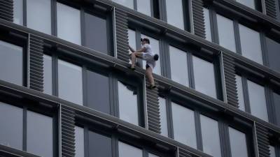 Альпинист забрался на небоскреб в Лондоне без снаряжения