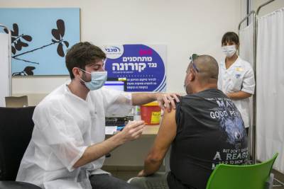 Более половины израильтян 50+ уже вакцинированы трижды
