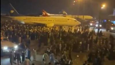 Военный самолёт ФРГ кружит над Кабулом и не может сесть из-за скопления людей на ВВП