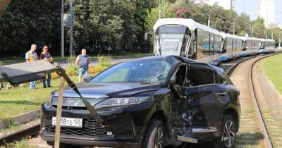 В Москве трамвай протаранил машину с беременной женщиной за рулем
