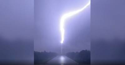 Эпичный удар молнии в Монумент Вашингтону попал на видео