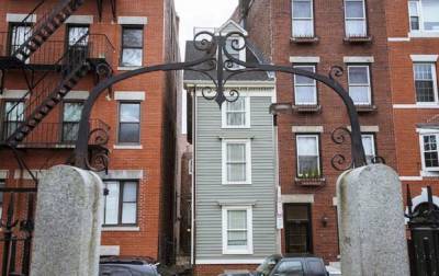 Построенный назло брату. В Бостоне выставили на продажу знаменитый узкий дом: как он выглядит внутри