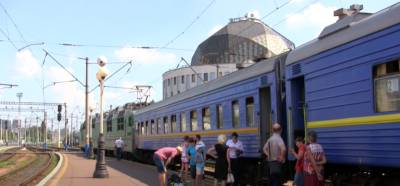 Пассажиры задыхаются: Укрзализныця "маринует" людей в жарких вагонах