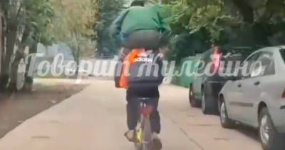 Россиянин прокатился на велосипеде с пассажиром на плечах и попал на видео