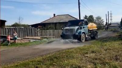 Свердловский губернатор высмеял мытье грунтовой дороги перед его приездом