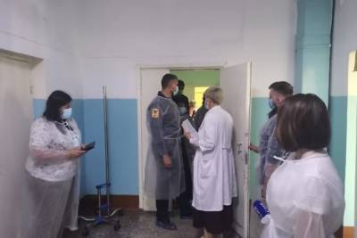 Осипов поручил заменить старые окна и двери в Чернышевской ЦРБ