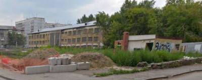 В новосибирском сквере «Авиаконструктора Антонова» сносят заброшенное здание