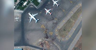 Тысячи людей на взлётно-посадочной полосе: Опубликованы фото хаоса в аэропорту Кабула, сделанные со спутника