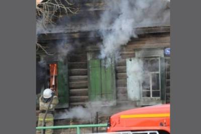 Томские пожарные спасли из огня двух жильцов многоквартирного бревенчатого дома