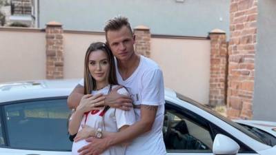 Беременная Анастасия Костенко не может рассмотреть сына на УЗИ: «Закрывает лицо»