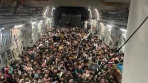 Фото из самолета США с афганскими беженцами распространили в соцсетях