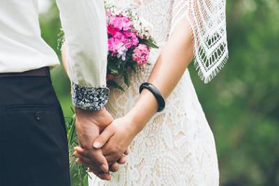 Подруга посоветовала невесте с тату открытое платье несмотря на осуждение семьи