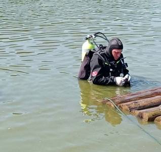 Кунгурские спасатели из озера достали тело мужчины