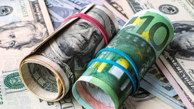 Евро дешевеет к доллару: участники рынка ждут статистики по еврозоне