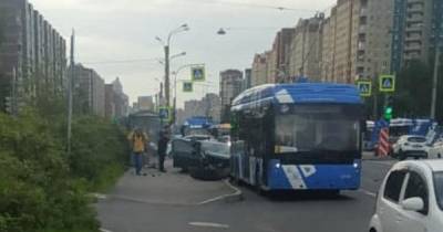 Легковушка влетела в троллейбус, отскочив от другого авто в Петербурге