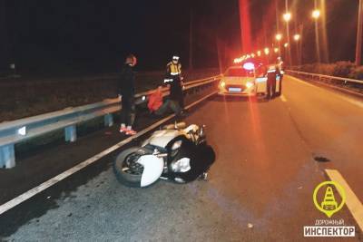 В Петербурге мотоциклист без прав удирал от десяти машин ДПС, а одну протаранил