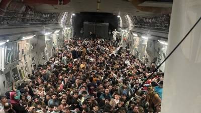 Военные США вывезли более 600 афганцев на одном самолете из Кабула