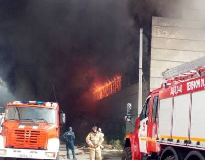 В Димитровграде горит мебельная фабрика