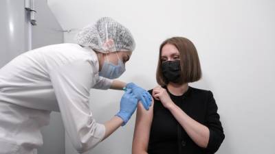 В Госдуме поддержали идею премировать вакцинирующих граждан медработников