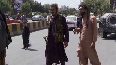 Вести. Афганцы спят под крыльями самолетов в надежде покинуть страну