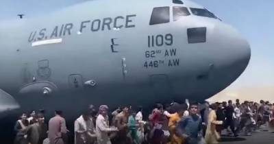 В шасси вылетевшего из Кабула самолета нашли человеческие останки, – СМИ (фото, видео)
