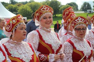 Орловские молодожены сыграли славянскую свадьбу с рубахой и кокошников