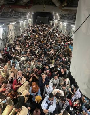 Кадр дня: американский военный грузовой самолет эвакуирует 640 афганцев