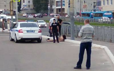 Девушка устроила стриптиз перед сотрудниками полиции в Брянске