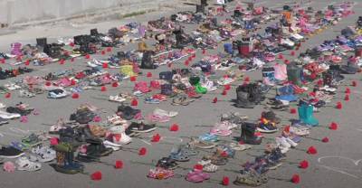 На Урале епархия выставила на улицу 1000 пар детской обуви. Это акция против абортов