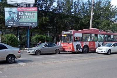 Троллейбус столкнулся с иномаркой на улице Богомягкова в Чите