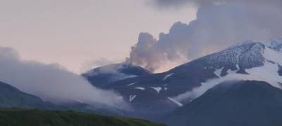 На Аляске проснулись сразу три вулкана