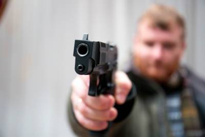 Житель Новосибирска пытался ограбить банк с пистолетом-зажигалкой. Но его сгубило курение