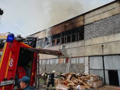 70 человек и 22 спецмашины тушат горящий склад в Димитровграде