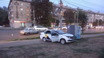 В Воронеже машина «Яндекс.Такси» вылетела на тротуар после столкновения с «Жигулями»