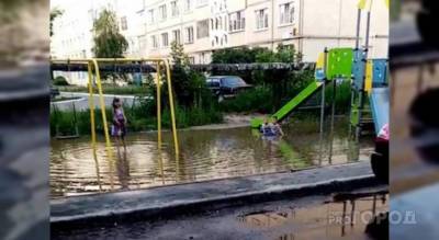 После дождей в одном из цивильских дворов на детской площадке появляется аквапарк
