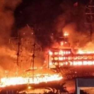 В турецкой Алании сгорели сразу четыре экскурсионных судна. Видео