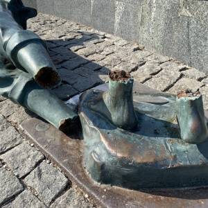 На бердянской набережной сломали памятник рыбаку. Фото