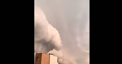 Рідкісна хмара "грозовий комір" насувається на Львів. Відео дня