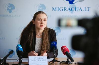 С мигрантами в Литве начали работать мобильные команды Департамента миграции