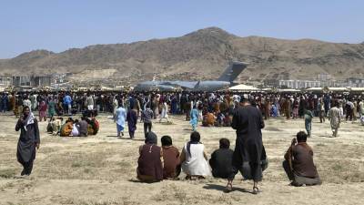 Обзор зарубежных СМИ: возобновление рейсов в аэропорту Кабула и иск против Боба Дилана