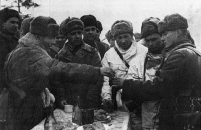 Почему советские офицеры опускали свои медали в стакан с водкой