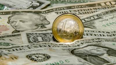 Биржа: на торгах 17 августа выросли доллар и евро