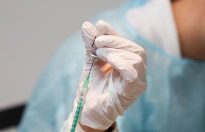 Медиков, проводящих вакцинацию от коронавируса, предлагают премировать