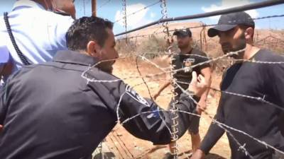 "Идем к Насралле": израильские фермеры повредили забор на границе с Ливаном