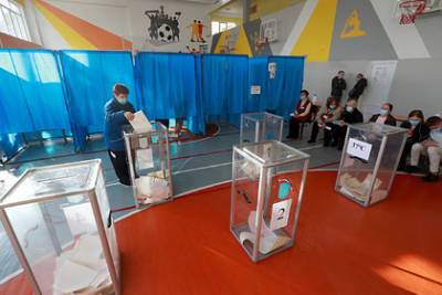 Почти половина украинцев выступили за досрочные выборы президента